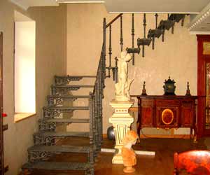 металлическая лестница с чугунными балясинами
